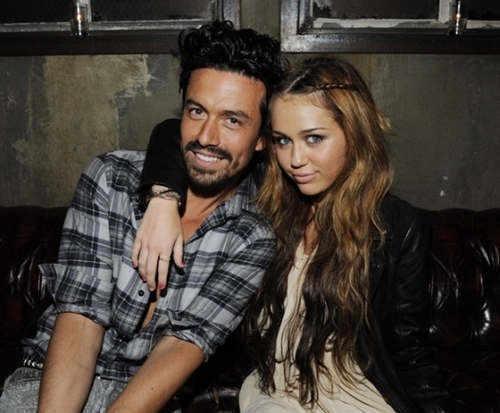  Miley Cyrus hits up Hannah Montana envolver, abrigo Party
