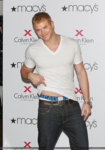  Mehr Pics: Kellan promoting Calvin Klein X Underwear At Macy’s