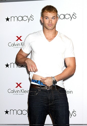  もっと見る Pics: Kellan promoting Calvin Klein X Underwear At Macy’s