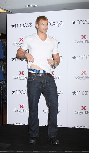  更多 Pics: Kellan promoting Calvin Klein X Underwear At Macy’s