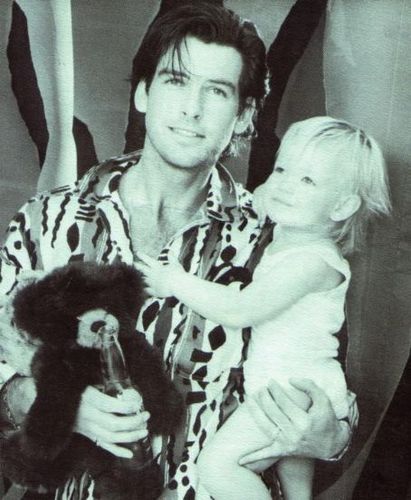 Pierce Brosnan Joung with beruang and Baby