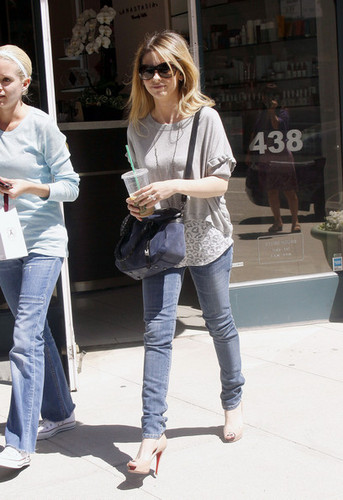  Sarah Michelle Gellar Leaving Анастасия Salon in Beverly Hills