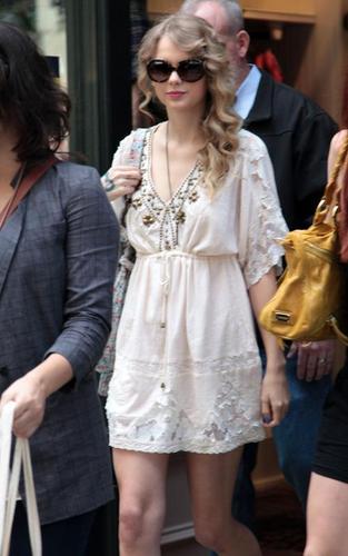  Taylor Shopping in NYC - May 15, 2010