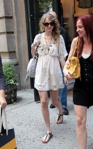  Taylor Shopping in NYC - May 15, 2010