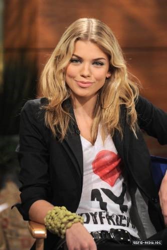 AnnaLynne McCord Visits The PIX Morning tampil