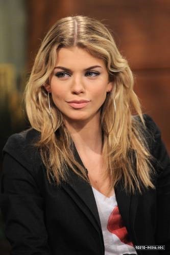  AnnaLynne McCord Visits The PIX Morning tampil
