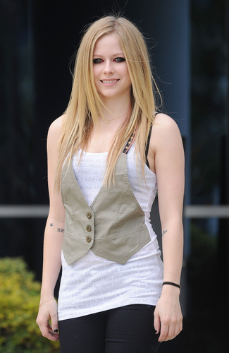  Avril Lavigne wearing new abbey dawn outfit