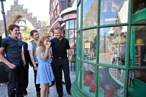  Emma, Matthew, Robbie and Phelps Twins Visit the 'Harry Potter Theme Park'