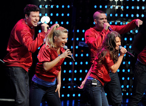  Heather and The Glee cast in buổi hòa nhạc