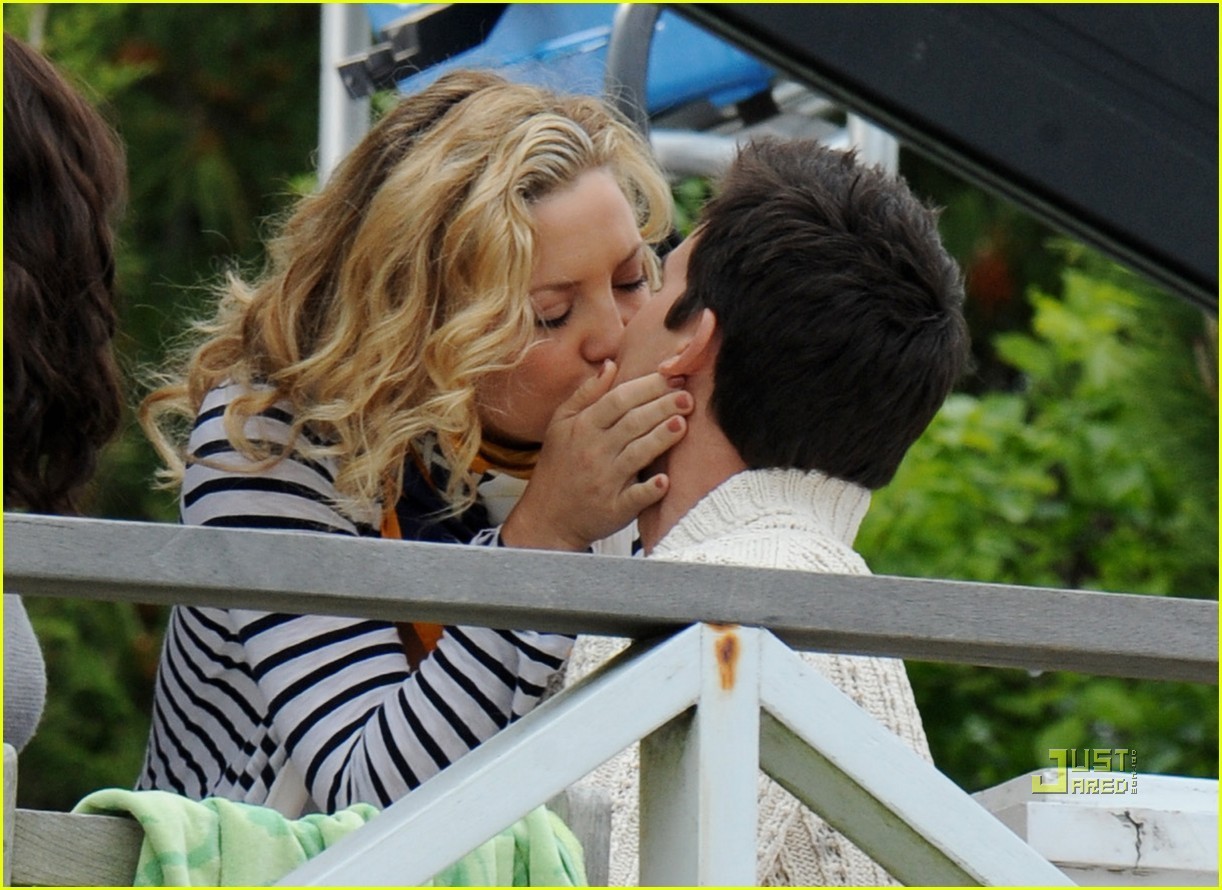 Kate Hudson & Colin Egglesfield: Kissing Couple!