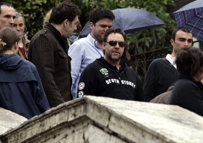 Russell Crowe Visits The Colosseum