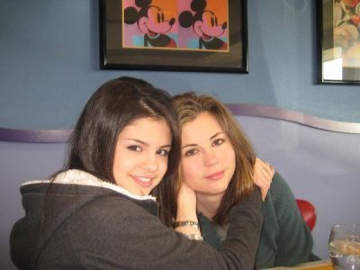  Selena Gomez and her mom