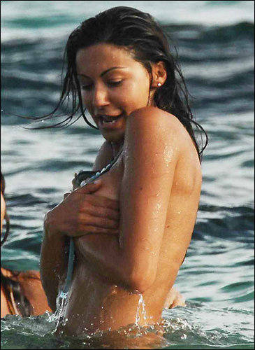  ronaldo girlfriend Letizia:Water beauty ... Letizia splashes around