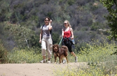  Amanda hiking in Griffith Park (May 24th, 2010)