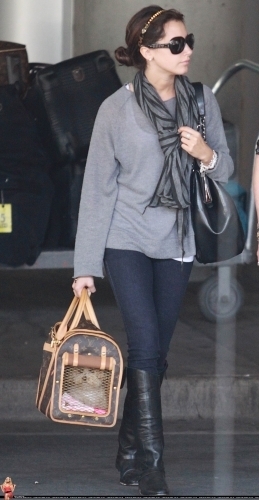  Ashley Tisdale arriving @ the airport in Toronto