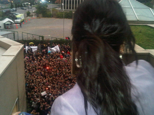  Demi Lovato によって the balcony of her Hotel Room in Chile