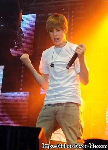  Justin Bieber Performs at BBC Radio One