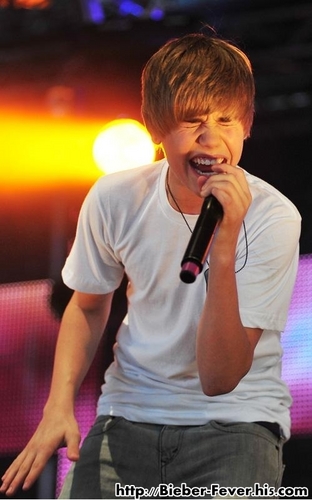  Justin Bieber Performs at BBC Radio One
