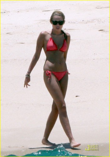  Miley Cyrus in bikini
