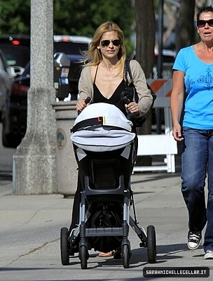  Sarah Takes a stroll with シャルロット, シャーロット Grace in Brentwood