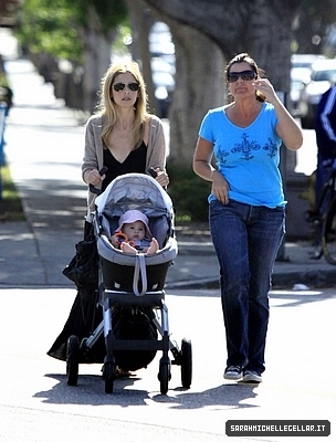  Sarah Takes a stroll with شارلٹ Grace in Brentwood
