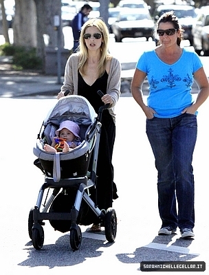  Sarah Takes a stroll with 夏洛特 Grace in Brentwood