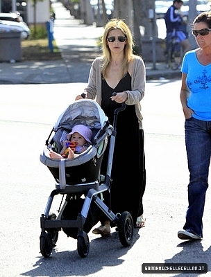  Sarah Takes a stroll with món ăn bơm xen, charlotte Grace in Brentwood