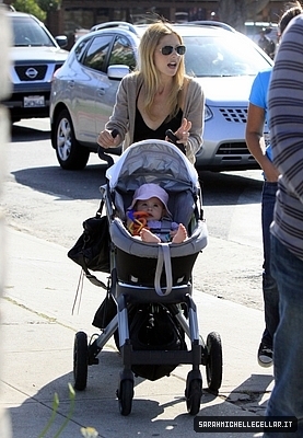 Sarah Takes a stroll with シャルロット, シャーロット Grace in Brentwood
