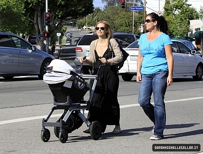  Sarah Takes a stroll with 샬럿, 샬 롯 Grace in Brentwood