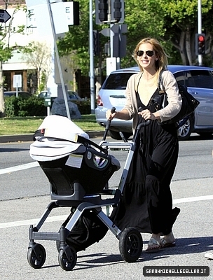  Sarah Takes a stroll with 샬럿, 샬 롯 Grace in Brentwood