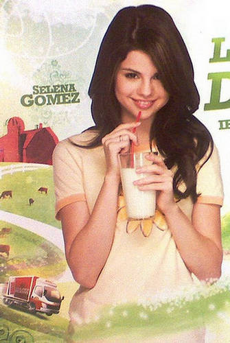  Selena Gomez Milky Foto Shop
