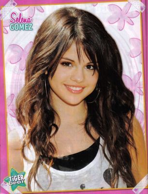  Selena Gomez in magazine