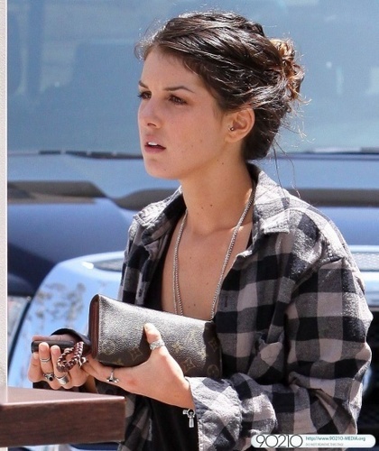  Shenae looked beautiful, without makeup (May 24th)