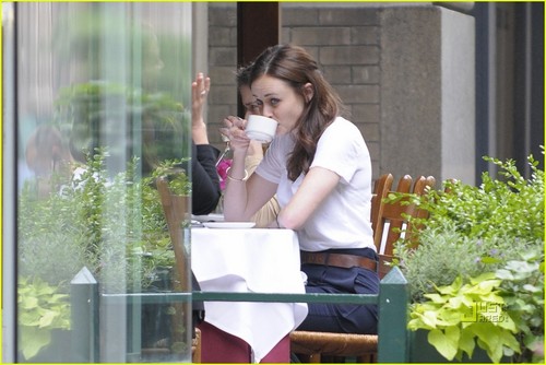  The 28-year-old actress caught a cab and met up with a friend for lunch!