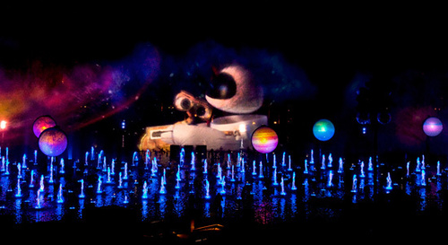  WALL-E scene from the new "World of Color" montrer