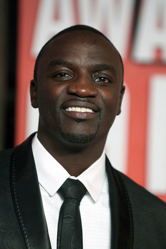  * GOLDEN tim, trái tim Akon *