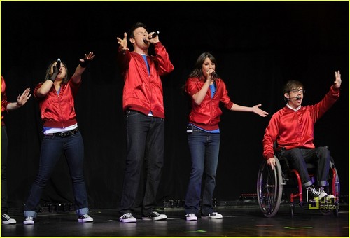  글리 cast performing at NYC’s Radio City 음악 Hall on Friday night (May 28).