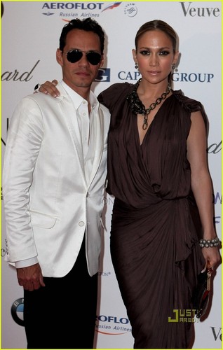  Jennifer with husband Marc Anthony as they arrive at the Neon Charity Gala (24/5/2010)