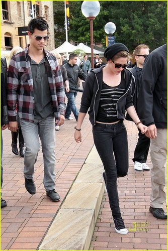  Kristen Stewart and Taylor Lautner boot Ride Down Under