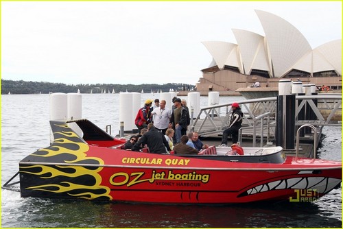  Kristen Stewart and Taylor Lautner лодка Ride Down Under