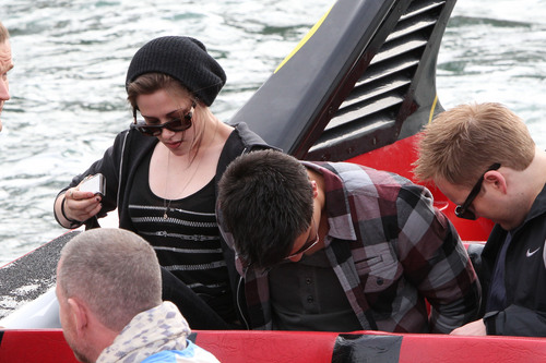  Kristen and Taylor in Sydney