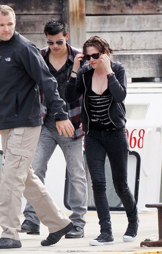 Kristen and Taylor in Sydney