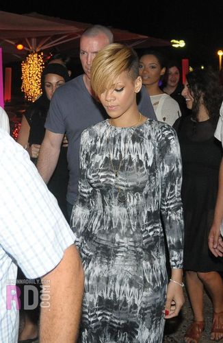  Rihanna goes to a bữa tối, bữa ăn tối in Tel Aviv - May 28, 2010 [HQ]