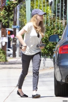 Amanda out and about in LA (30/5/2010)