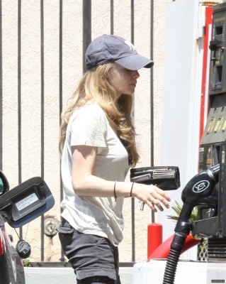  Amanda out and about in LA (30/5/2010)