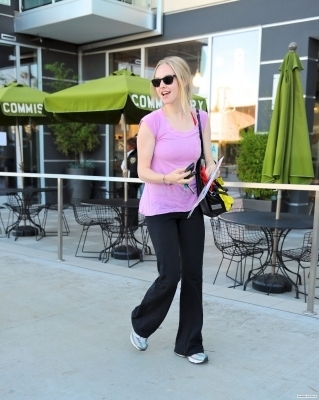  Amanda out and about in West Hollywood (26/5/2010)