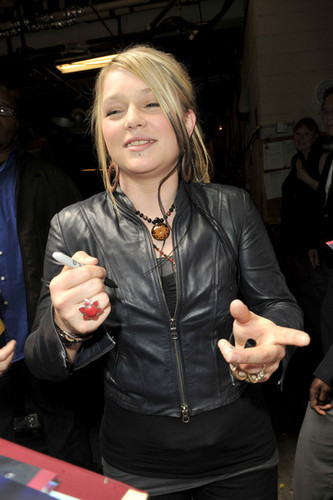  Crystal Bowersox Leaving the 'Live With Regis & Kelly' tunjuk on June 1, 2010