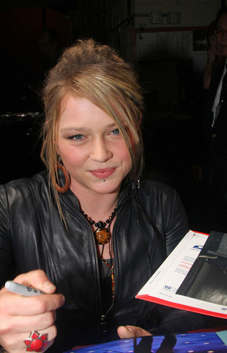  Crystal Bowersox Leaving the 'Live With Regis & Kelly' mostrar on June 1, 2010