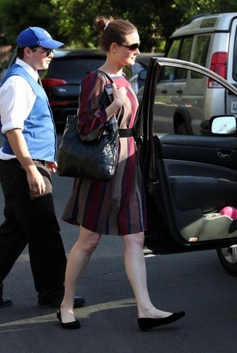  Emily DeschanelAttending Amy Adam's Baby شاور In Brentwood