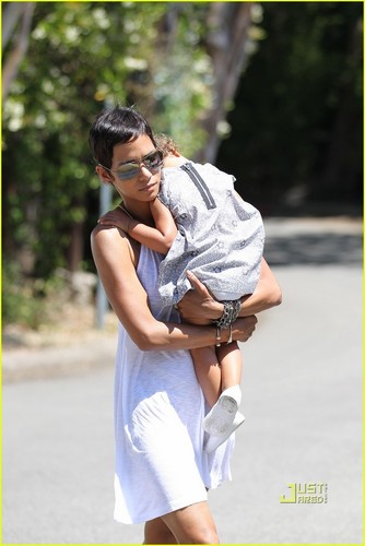  Halle Berry: Napping Nahla!